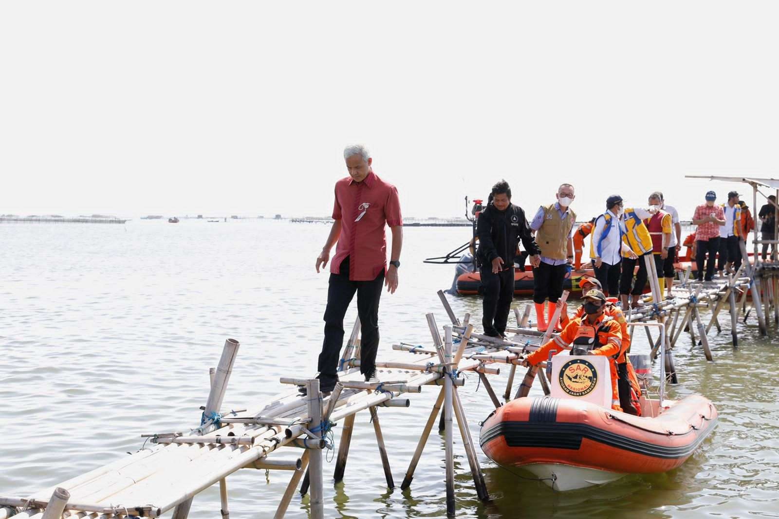Gubernur Ganjar cek kembali tanggul laut yang jebol di Semarang. (Foto: Dok Jateng)