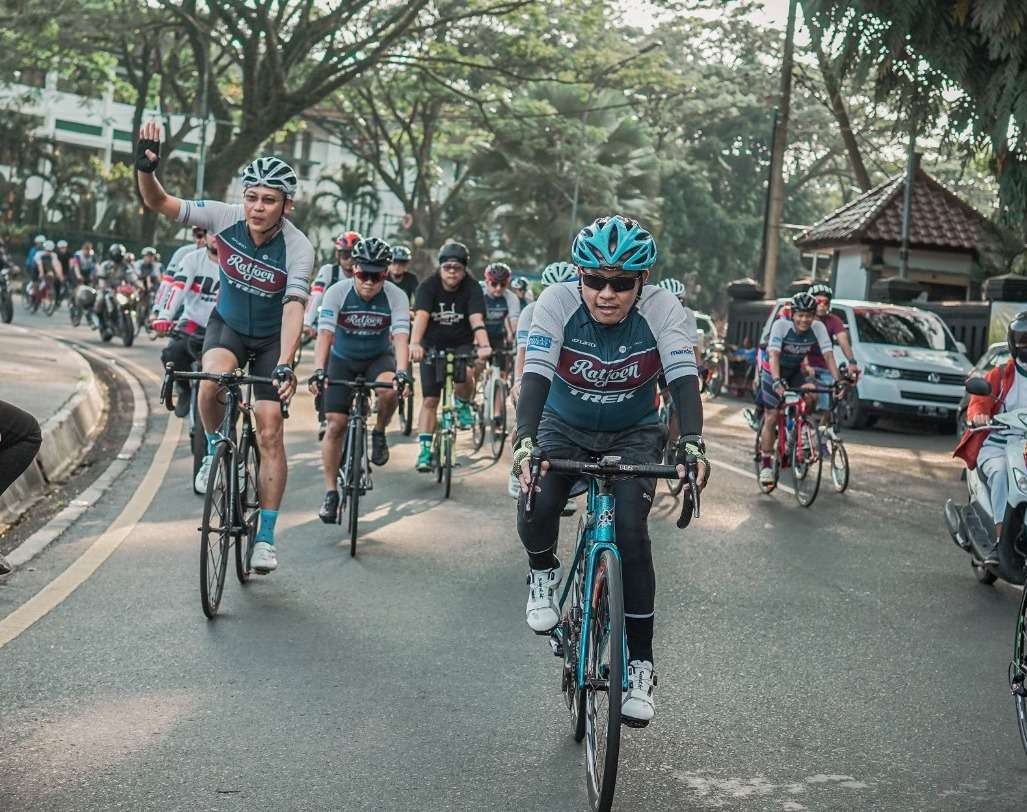 Walikota Malang, Drs. H. Sutiaji (helm biru) memimpin rombongan cyclist RatjoenCC gowes keliling kota Malang. (Foto: Istimewa)
