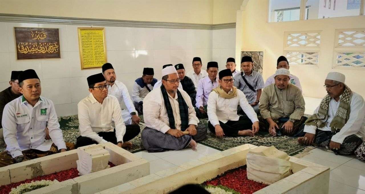 A. Muhaimin Iskandar (nomor tiga dari kanan) saat berziarah ke makam pengasuh Pesantren Badridujja, Kabupaten Probolinggo. (Foto: Ikhsan Mahmudi/Ngopibareng.id)