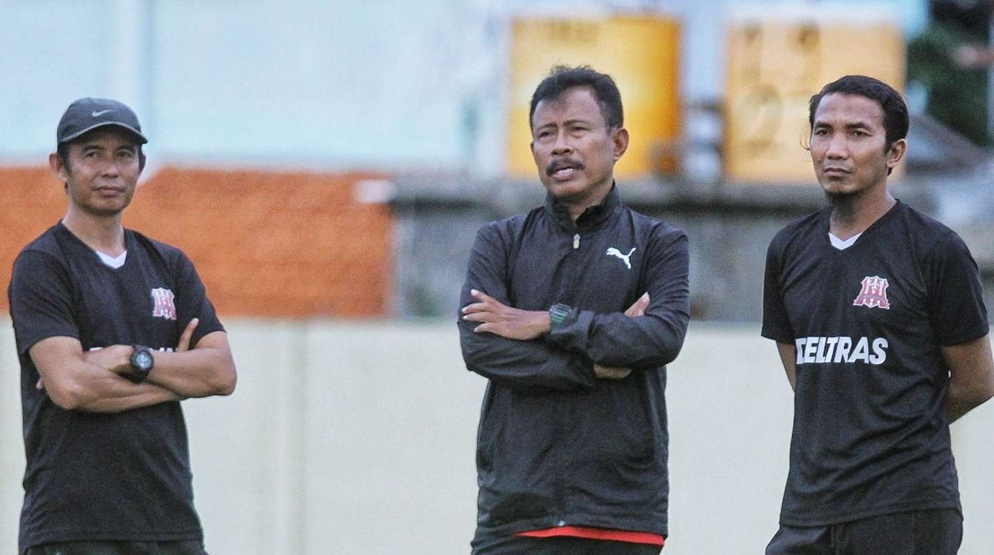 Pelatih kepala Deltras Ibnu Grahan (tengah) bersama dua staf pelatihnya, Nurul Huda (kiri) dan pelatih kiper Agung Prasetyo (kanan). (Foto: Instagram/@deltras.official)