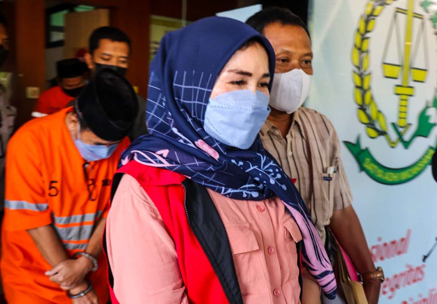 Rochayani (hijab biru) mantan Kades Suko, tersangka pungli PTSL 2021. (Foto: Aini/Ngopibareng.id)