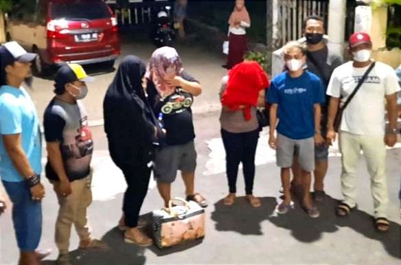Tiga wanita asal luar Jawa Timur diduga sebagai pelaku prostitusi online via MiChat. Mereka diamankan polisi di salah satu hotel di Situbondo, Jawa Timur. (Foto: Humas Polres Situbondo) .