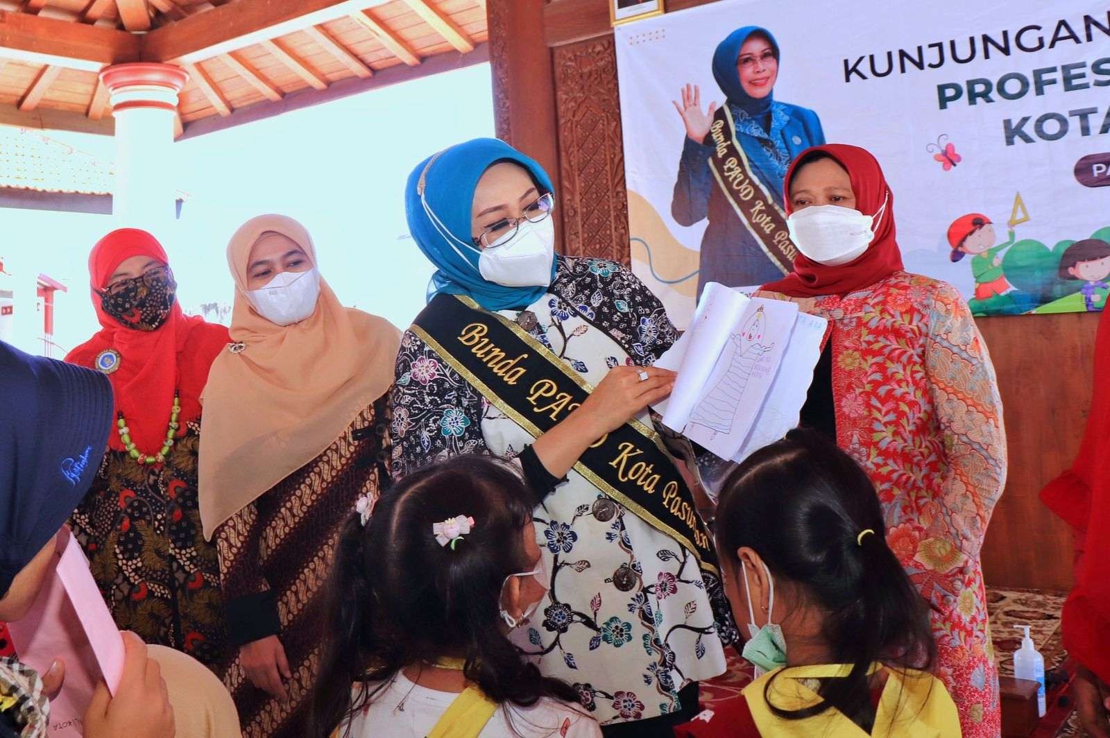 Fatma Saifullah Yusuf mendongeng untuk anak-anak PAUD di Kota Pasuruan. (Foto: Dinas Kominfo Kota Pasuruan)