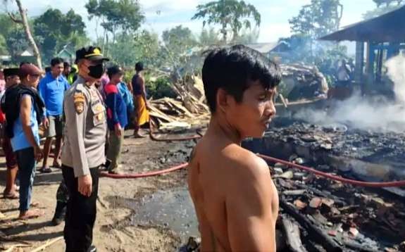 Kondisi tiga rumah warga Desa Jambeanom, Kecamatan Jambesari Darusollah, Bondowoso, hangus terbakar hingga rata dengan tanah. (Foto: Humas Polres Bondowoso)