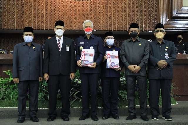 Gubernur Jawa Tengah, Ganjar Pranowo (tiga dari kiri) menerima Opini WTP ke-11 dari BPK. (Foto: Istimewa)