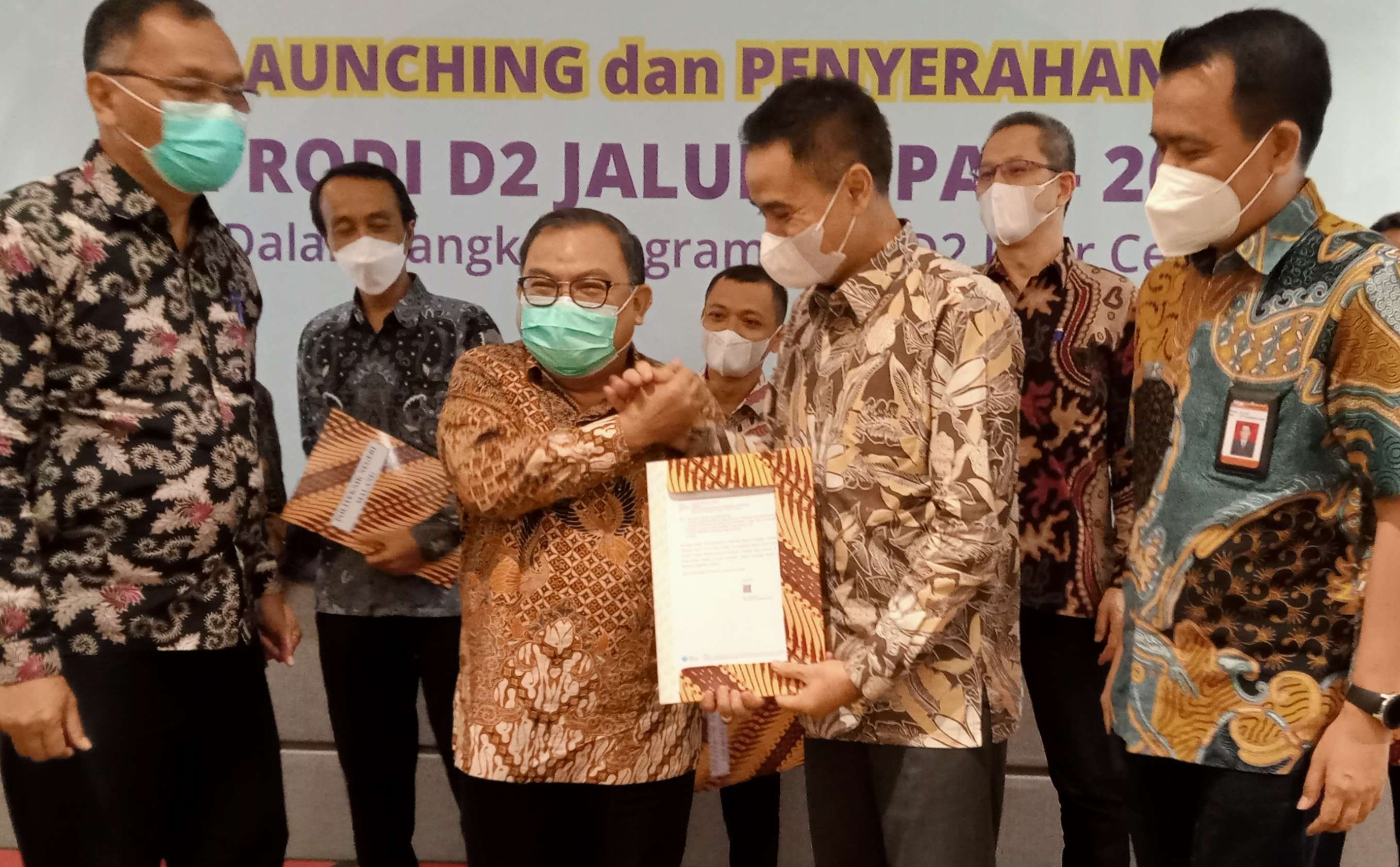 Direktur Jenderal Pendidikan Vokasi Wikan Sakarinto menyerahkan SK kepada Direktur Politeknik Perkapalan Negeri Surabaya Eko Yulianto (Foto: Asmanu Sudarso/ngopibareng.id)