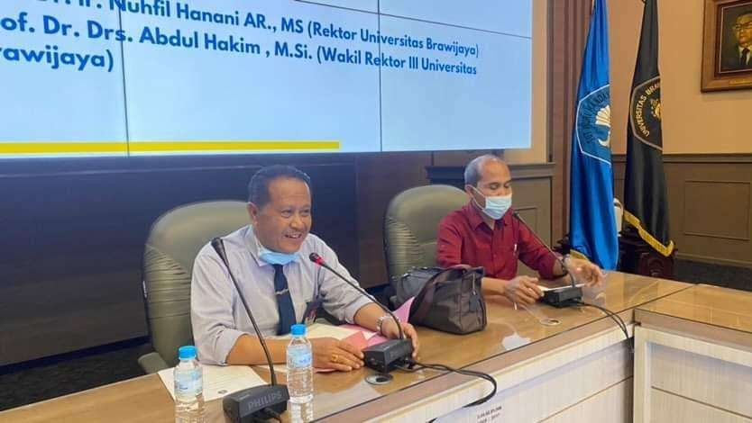 Wakil Rektor III UB, Abdul Hakim (kiri) bersama Kabag Humas UB, Kotok Gurito (kanan) saat memberikan keterangan pers terkait radikalisme mahasiswa UB (Foto: Lalu Theo/ngopibareng.id)
