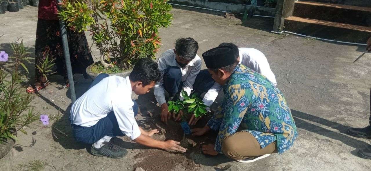 Guru dan murid SMP Muhammadiyah Bojongnangka Tangerang menanam pohon dalam rangka aksi tanam sepuluh juta pohon. (Foto: ist)