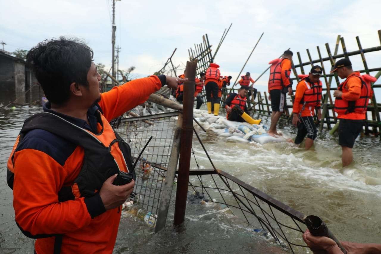 BPBD, BBWS, Dinas Pusdataru, TNI-Polri, dan Pelindo kerja sama tangani banjir rob di Semarang. (Foto: Istimewa)