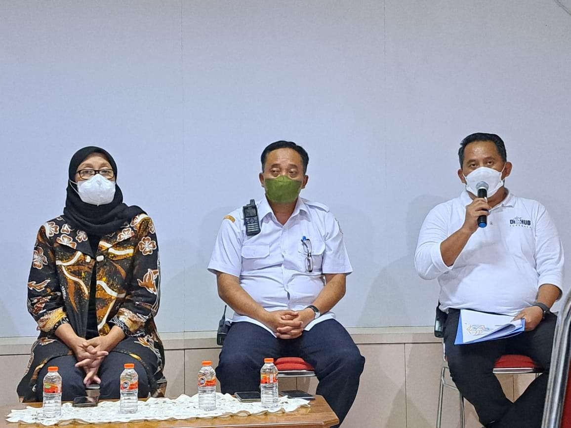 Kepala Bidang Wasdal Dishub Surabaya Irwan Andeksa (paling kiri), bersama Kepala Dinas DLH dan Kepala Dinas DKKORP. (Foto: Pita Sari/Ngopibareng.id)