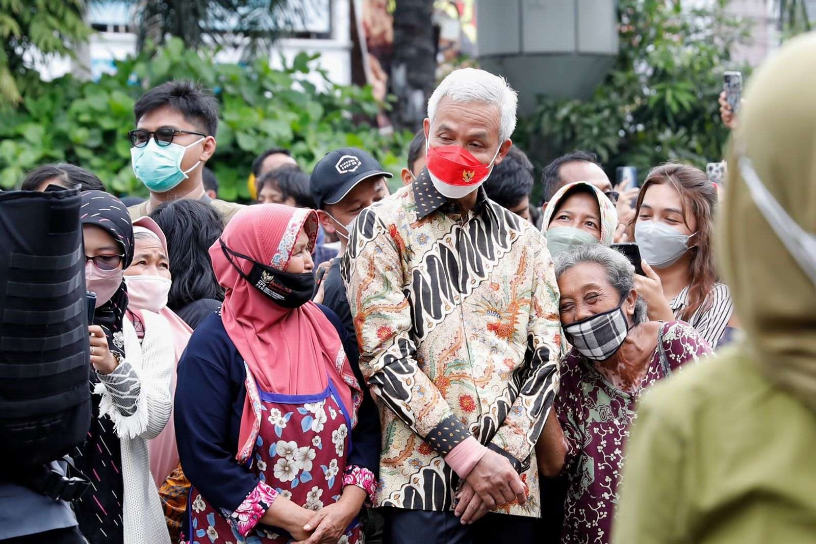 Gubernur Jawa Tengah saat bercanda dengan para pedagang Pasar Mojosongo Solo. (Foto: Istimewa)