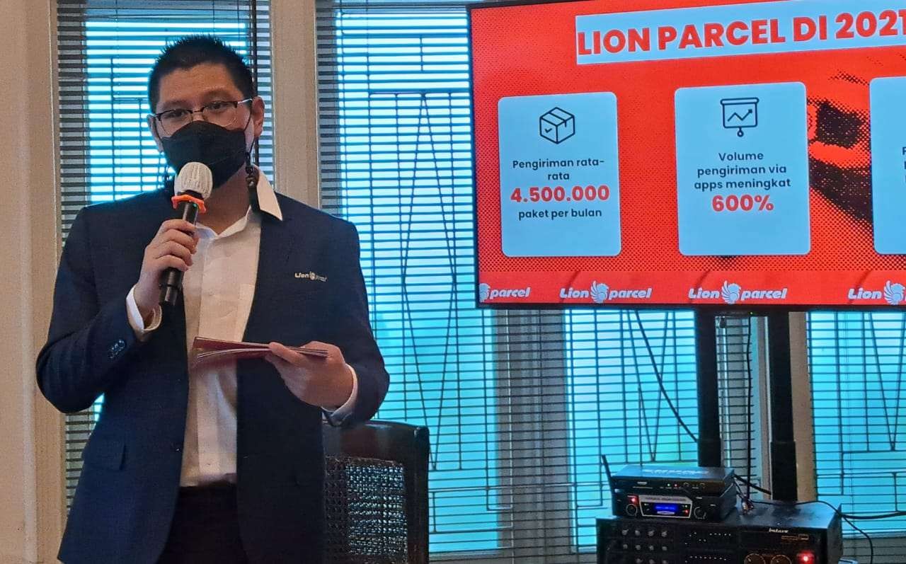 Kenny Kwanto, Chief  Marketing Officer Lion Parcel saat menjelaskan kenaikan permintaan lebaran 2022. (Foto: Pita Sari/Ngopibareng.id)