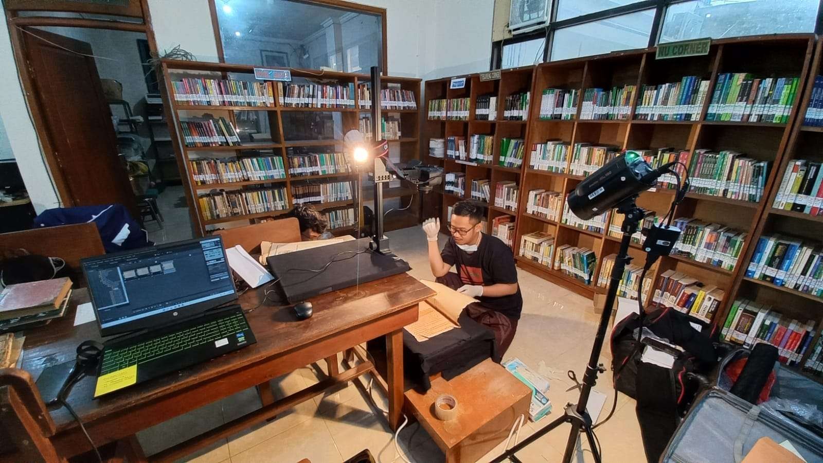 Kegiatan digitalisasi manuskrib kuno ini digelar selama 10 hari, dimulai sejak 20 hingga 29 Mei di Perpustakaan Pondok Pesantren Tebuireng Jombang. (Foto: Istimewa)