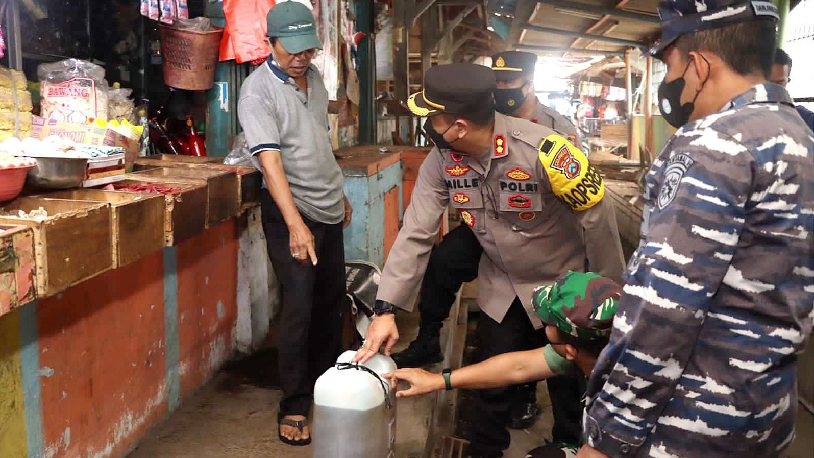 Kapolresta Banyuwangi, Dandim 0825 serta Danlanal Banyuwangi berbincang dengan pedagang minyak di pasar (foto: Istimewa)