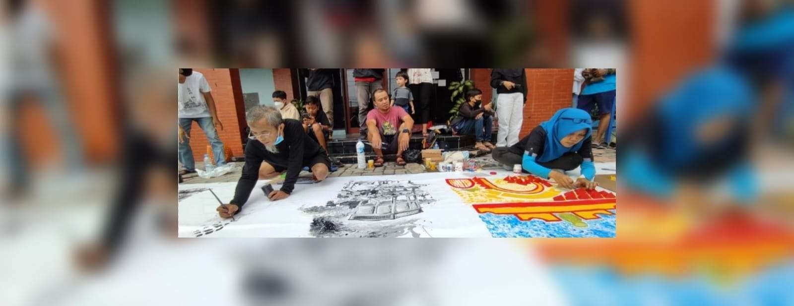 Belasan seniman yang tergabung dalam Komunitas Rupa Kita menggelar kegiatan melukis ikon Kota Kediri. (Foto: Fendy Plesmana/Ngopibareng.id)