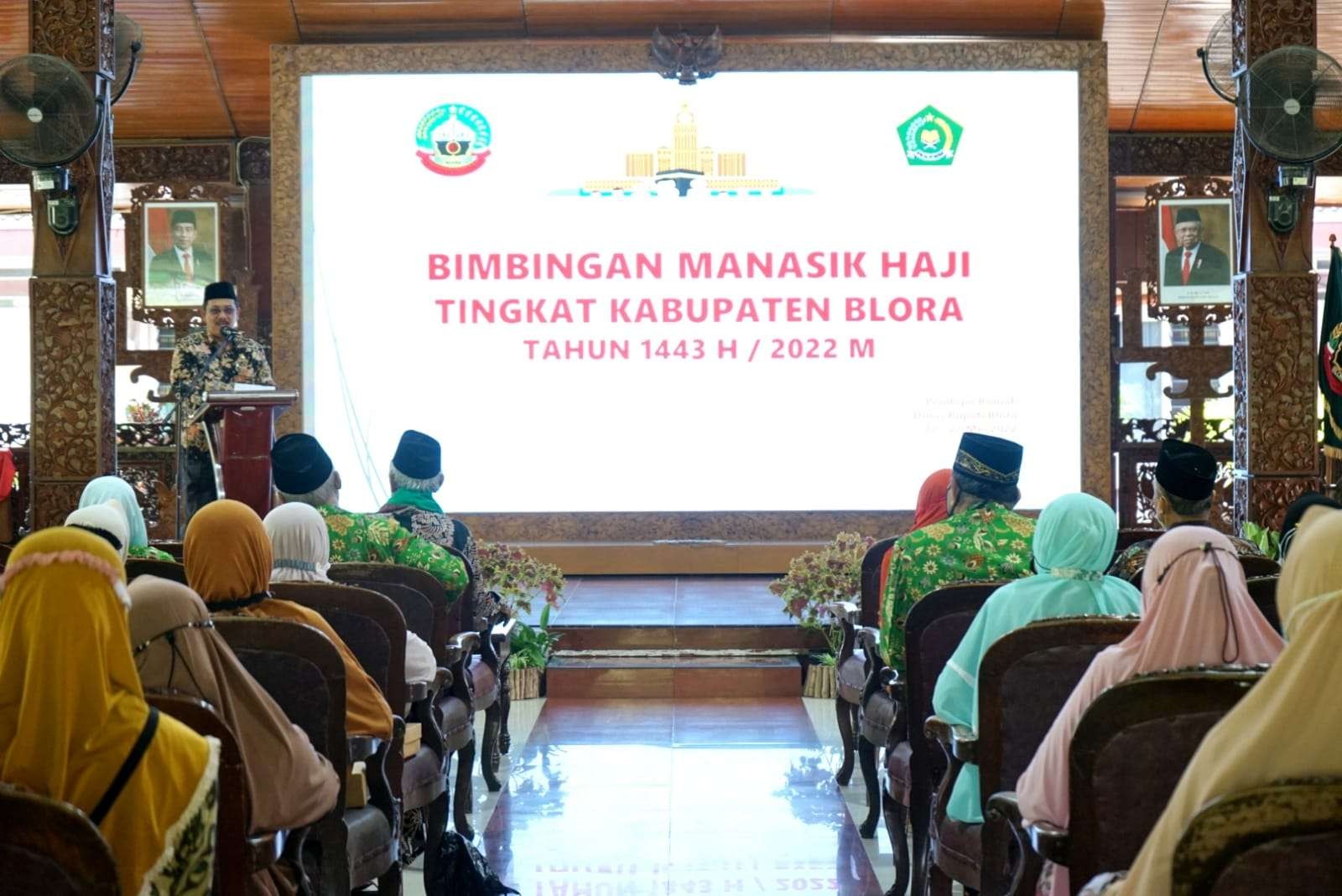 Jemaah haji asal Blora Jawa Tengah saat mengikuti bimbingan manasik haji di Pendopo Rumah Dinas Bupati Blora, Jumat, 27 Mei 2022. (Foto: Ahmad Sampurno/Ngopibareng.id)