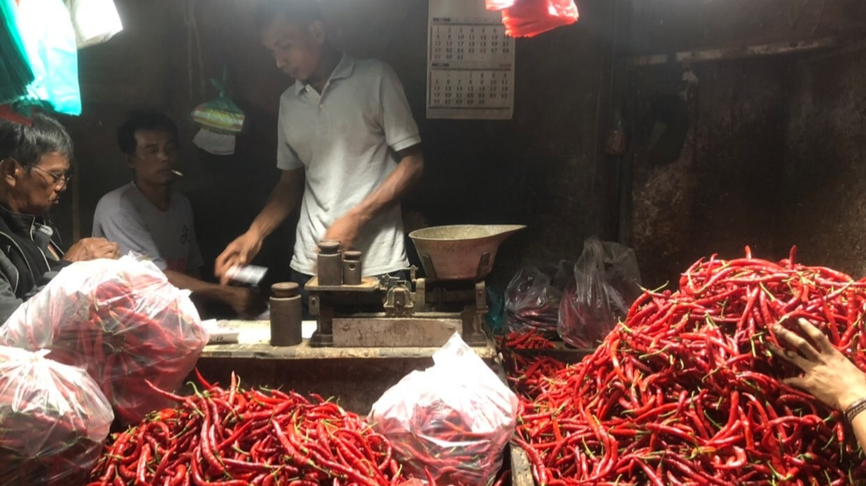Pedagang cabai di Pasar Keputran, Surabaya. (Foto: Andhi Dwi/Ngopibareng.id)