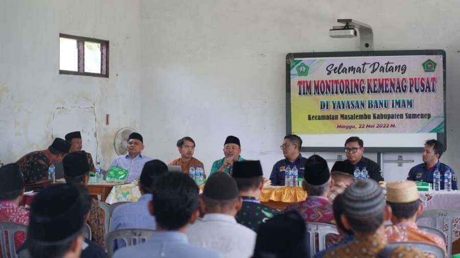 Penyaluran dana BOS Madrasah di Pulau Masalembu, Sumenep. (Foto: Kemenag)