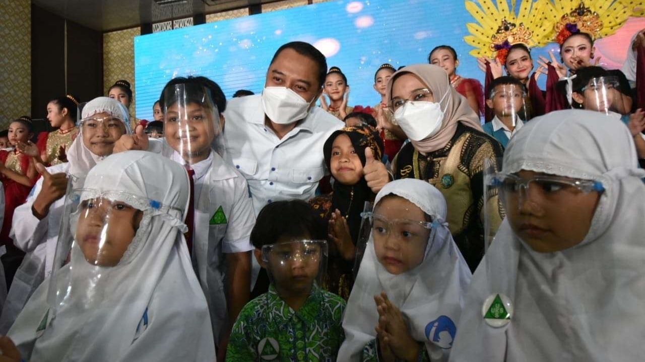 Walikota Eri Cahyadi bersama para siswa dalam acara kegiatan penguatan Diseminasi Pola Hidup Bersih dan Sehat (PHBS) serta Sekolah Ramah Anak. (Foto: Istimewa)
