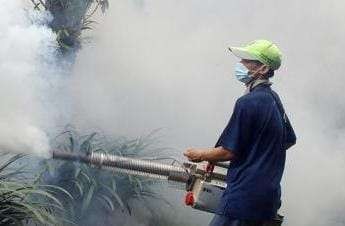 Penyemprotan untuk membasmi nyamuk DB di Kabupaten Pasuruan. (Foto: Istimewa)