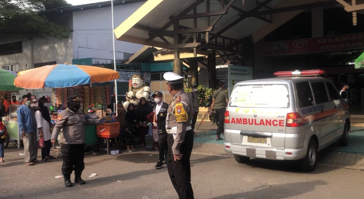 Proses evakuasi korban perosotan ambrol di Kenpark, Kenjeran Surabaya (Foto: Andhi Dwi/Ngopibareng.id)