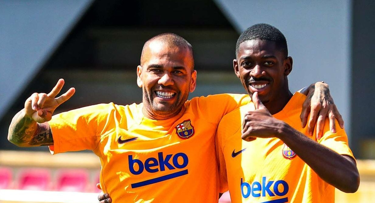 Ousmane Dembele (kanan) saat latihan bersama Barcelona