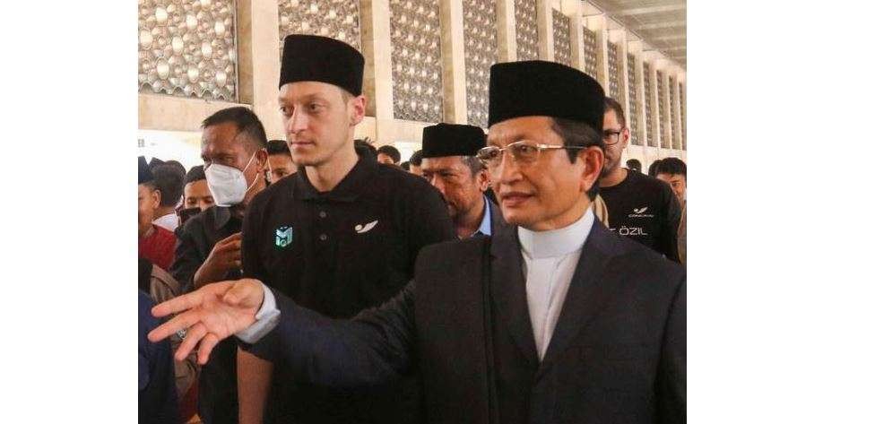 Mesut Ozil didampingi Imam Besar Masjid Istiqlal, Prof. Dr. K.H. Nasaruddin Umar, M.A, Jumat 27 Mei 2022. (Foto: Istimewa)