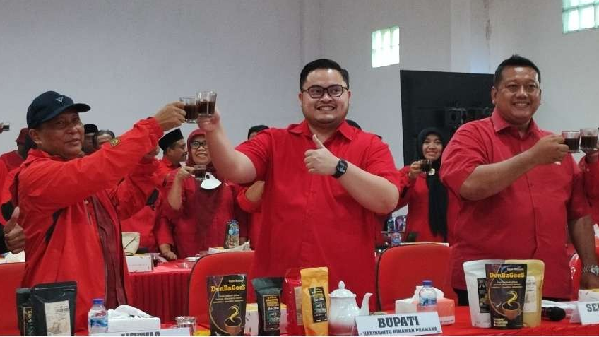 Pecahkan rekor Muri, DPC PDI Perjuangan Kabupaten Kediri kompak seruput kopi petani Kelud. (Foto: Fendhy Plesmana/Ngopibareng.id)