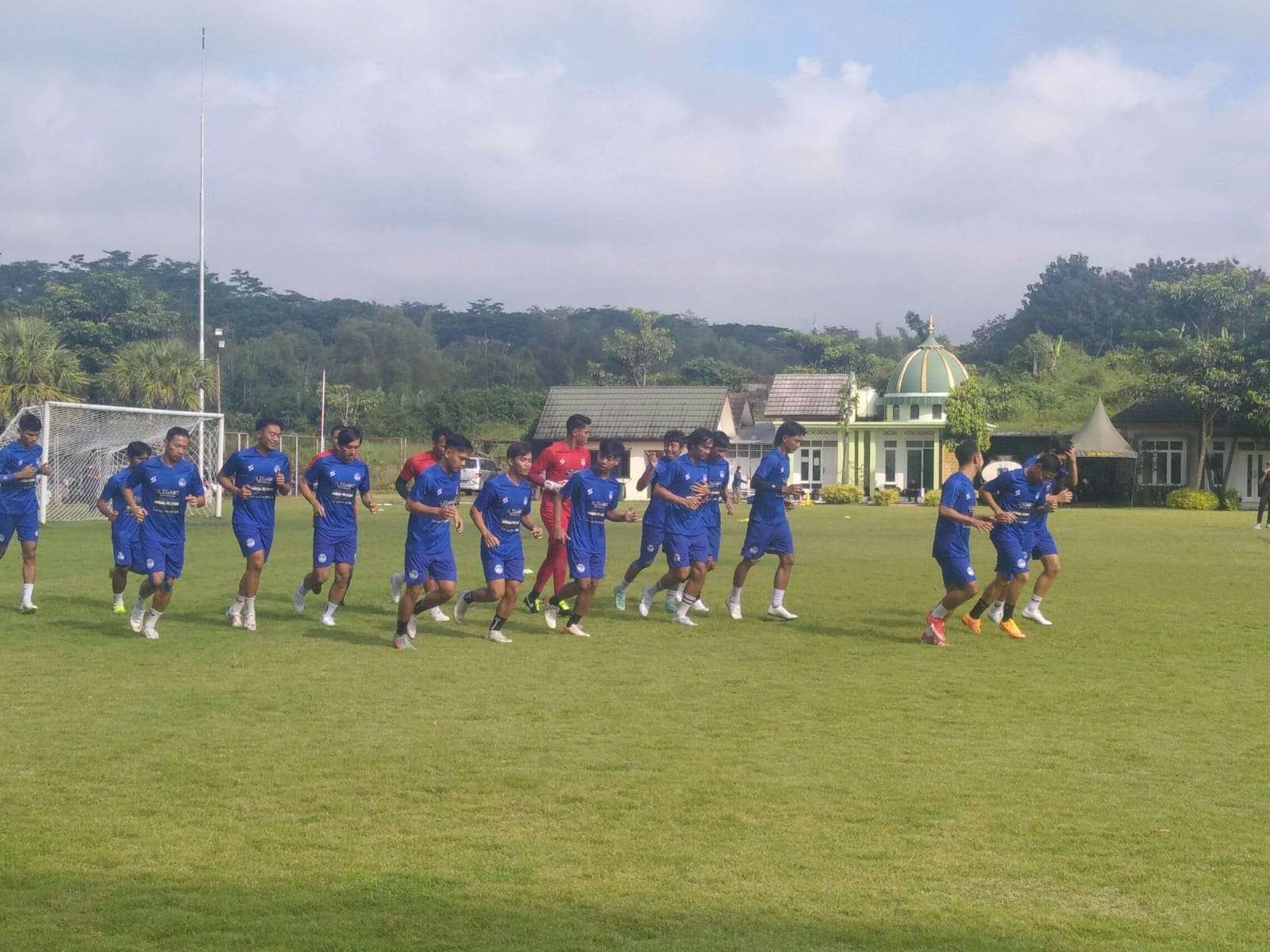 Skuad Arema FC saat menjalani latihan di Lapangan Universitas Brawijaya (Foto: Lalu Theo/ngopibareng.id)