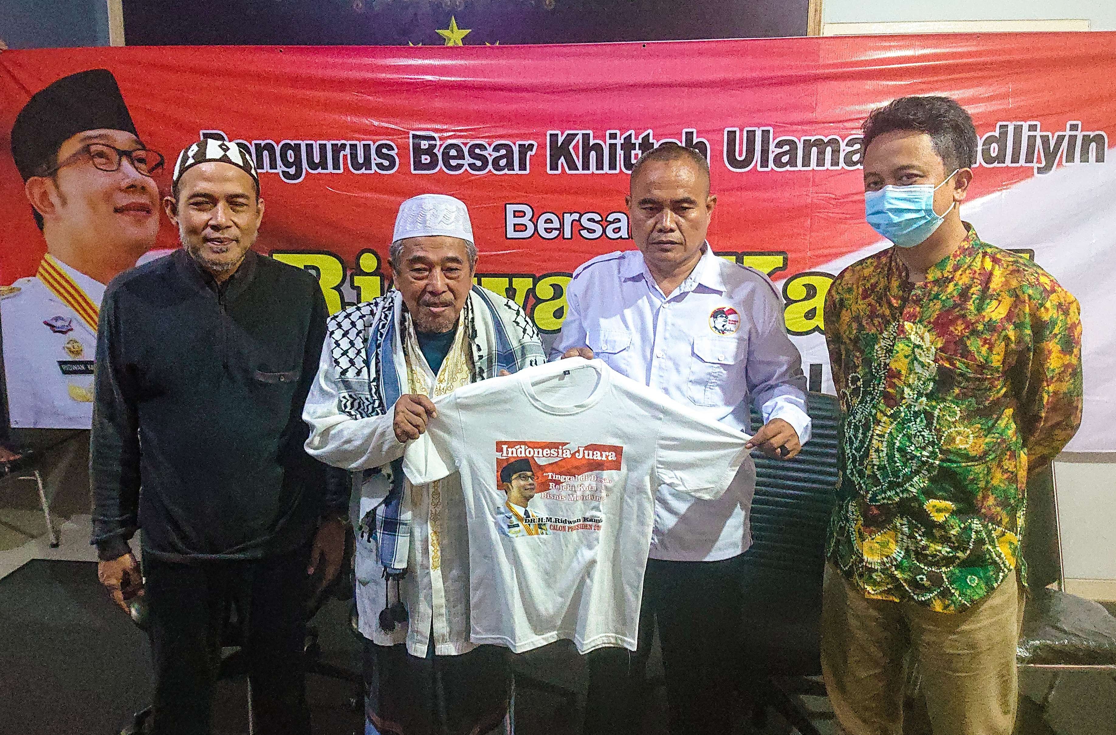 Simbolis penyerahan kaos dan PIN Ridwan Kamil kepada ulama di Jawa Timur, Jumat 27 Mei 2022. (Foto: Aini Arifin/Ngopibareng.id)