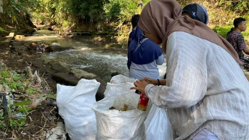 Sampah plastik yang ditemukan di sepanjang aliran Kalimetro, Lowokwaru, Kota Malang (Foto: Lalu Theo/ngopibareng.id)