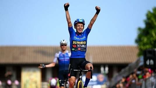 Koen Bouwman meraih kemenangan keduanya di Giro d'Italia dan berhasil mempertahankan jersey biru sebagai King of Mountain. (Foto: Istimewa)