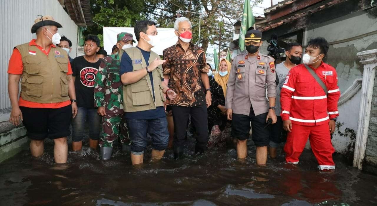 Gubernur Ganjar Pranowo saat mengunjungi lokasi pengungsi korban banjir rob di Pekalongan. (Foto: dok. Humas Pemprov Jateng)