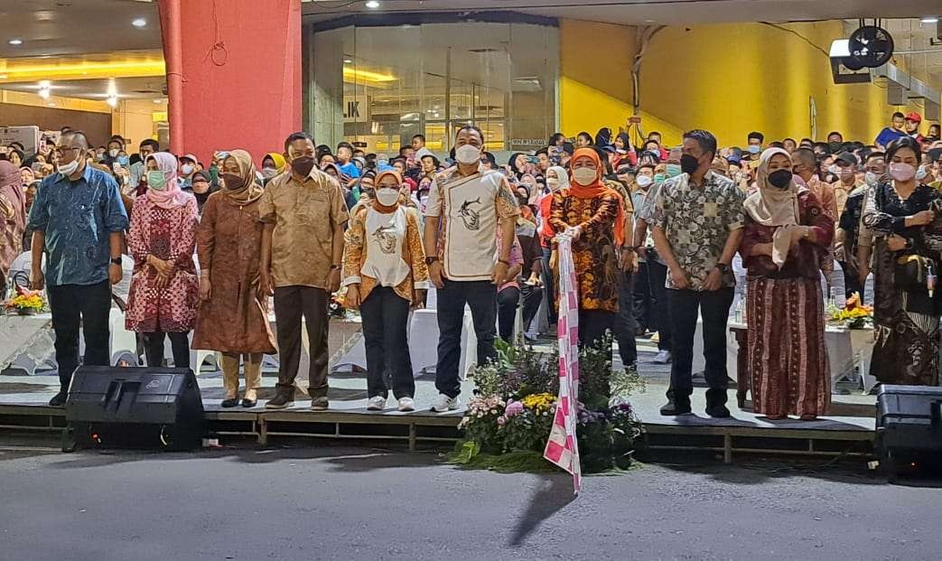 Gubernur Jawa Timur, Khofifah Indar Parawansa saat menghadiri dan membuka acara parade budaya, Surabaya Vaganza. (Foto: Pita Sari/Ngopibareng.id)