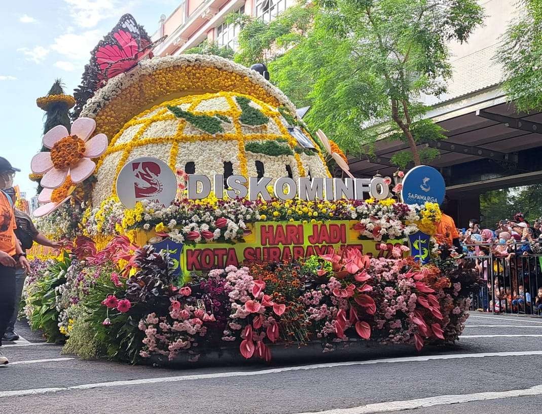 Mobil Diskominfo yang mengikuti parade bunga Surabaya Vaganza, Sabtu, 28 Mei 2022. (Foto: Pita Sari/Ngopibareng.id)