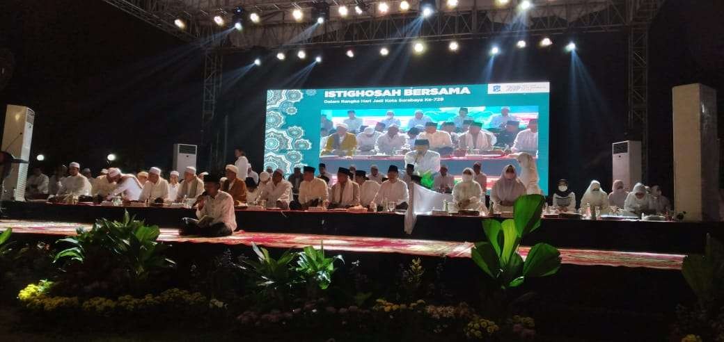 Istighosah Bersama dalam malam peringatan Hari Jadi ke-729 Kota Surabaya, di Lapangan Tugu Pahlawan, Minggu malam 29 Mei 2022. (Foto: Sugeng for Ngopibareng.id)
