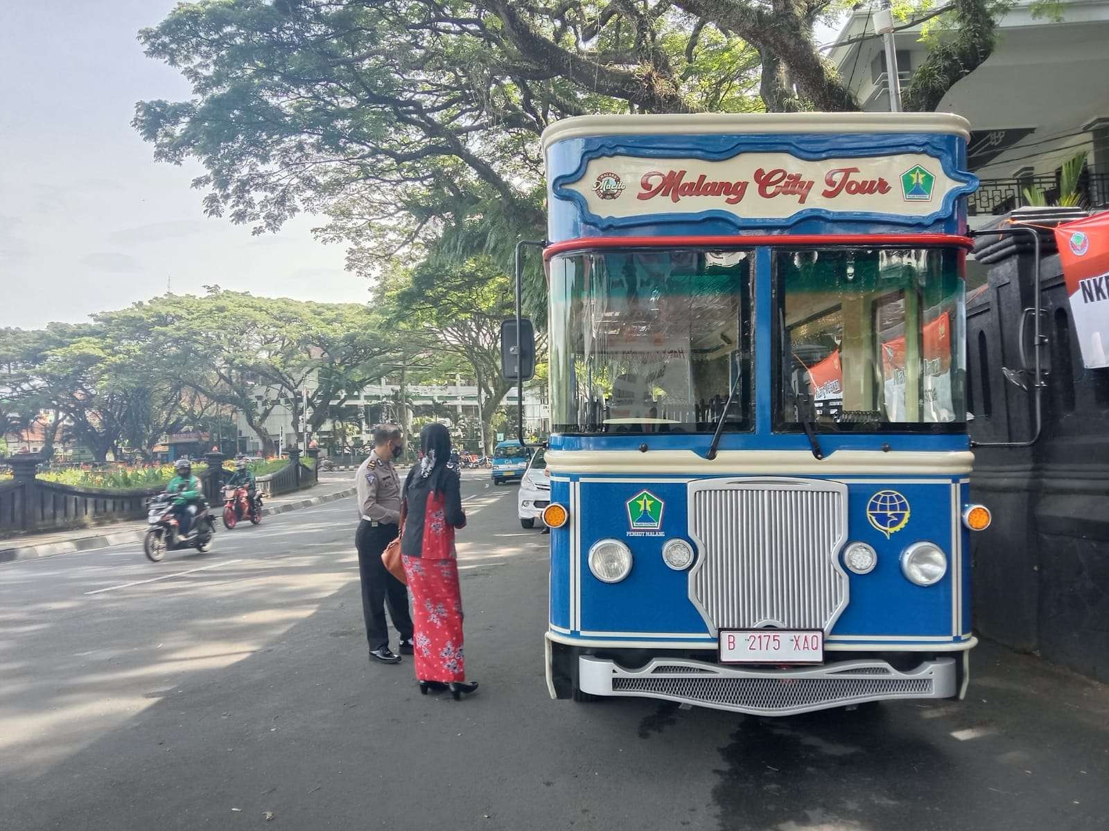 Bus Malang City Tour saat terparkir di depan Balaikota Malang (Foto: Lalu Theo/ngopibareng.id)