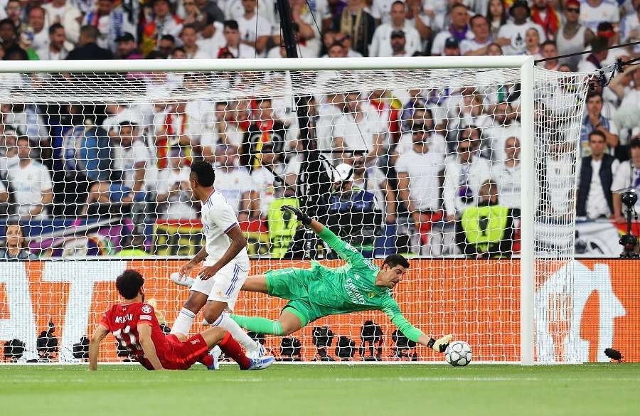Kiper Real Madrid, Thibaut Courtois, banyak melakukan penyelamatan gemilang. (Foto: Twitter/@ChampionsLeague)