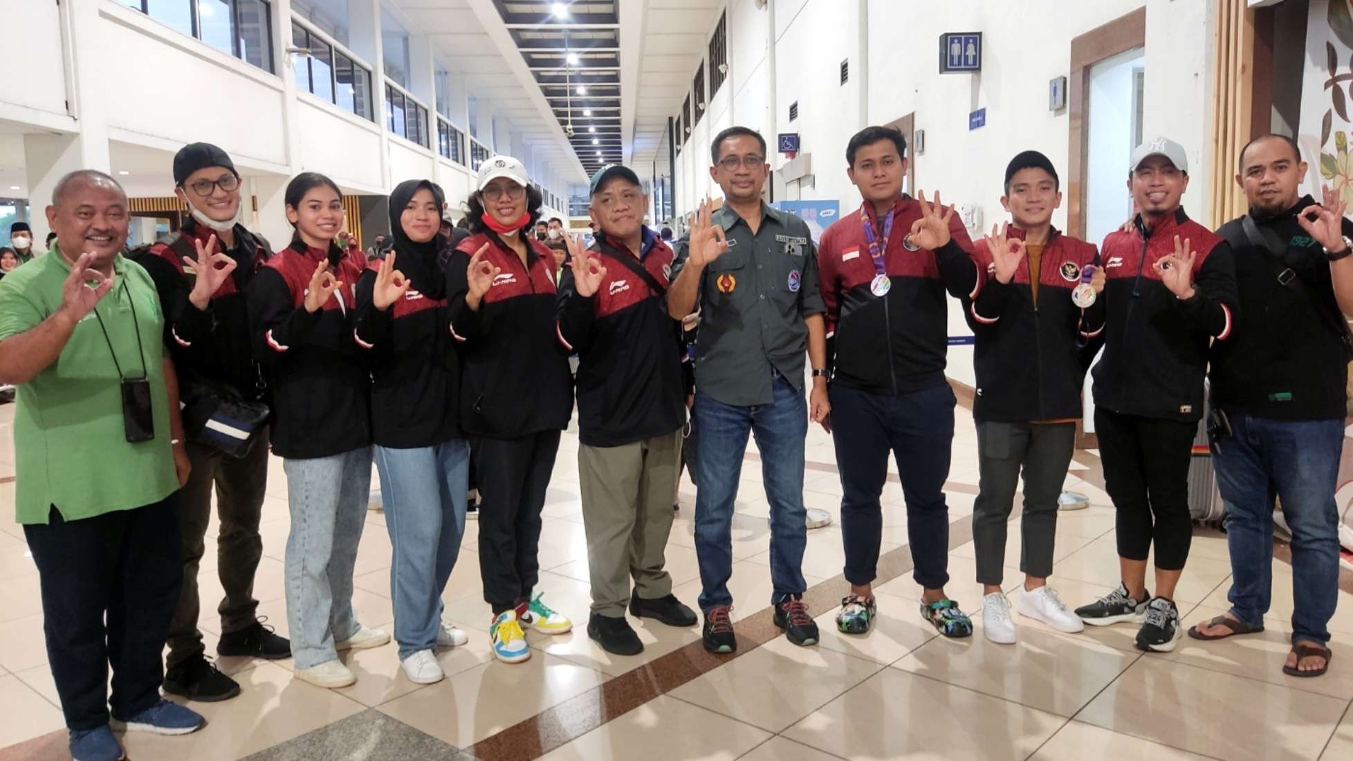 Pelatih Finswimming Indonesia, M Riyad (tengah) bersama atlet asal Jatim tiba di Bandara Juanda, Sidoarjo, Kamis 26 Mei 2022. (Foto: Fariz Yarbo/Ngopibareng.id)