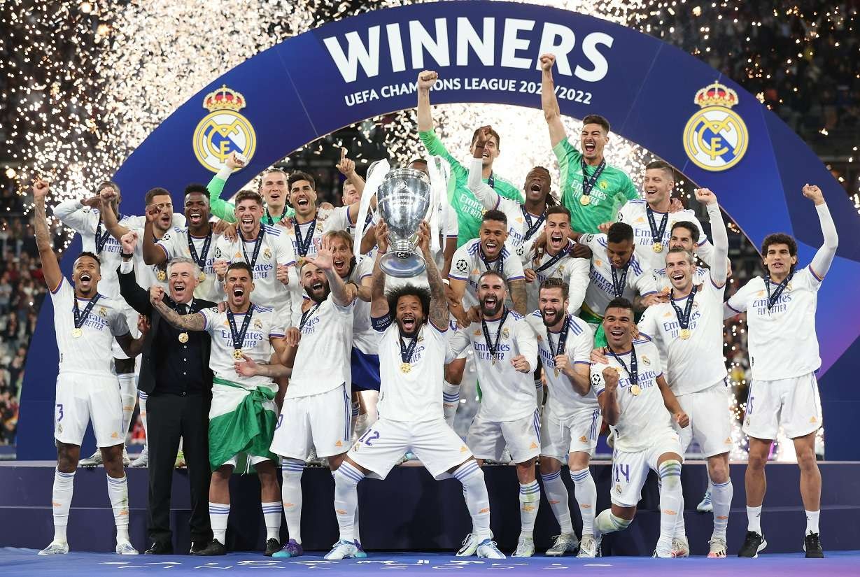 Para pemain Real Madrid saat merayakan juara Liga Champions di atas podium. (Foto: Twitter/@ChampionsLeague)