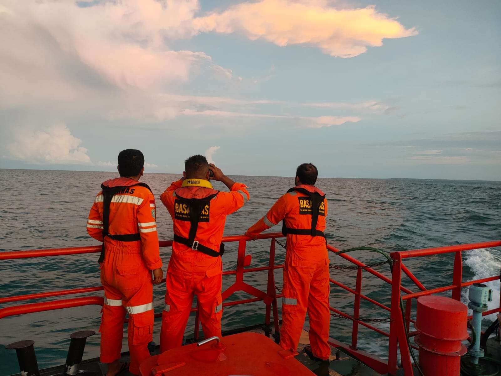 Petugas Basarnas melakukan pencarian Kapal Zidan Express dengan KN Antasena (Foto: Istimewa)