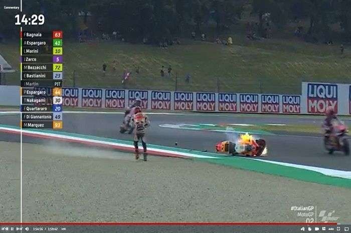 Marc Marquez mengalami crash hingga motor Honda RC213V mengalami kerusakan dan terbakar. (Foto: Twitter @motoGP)