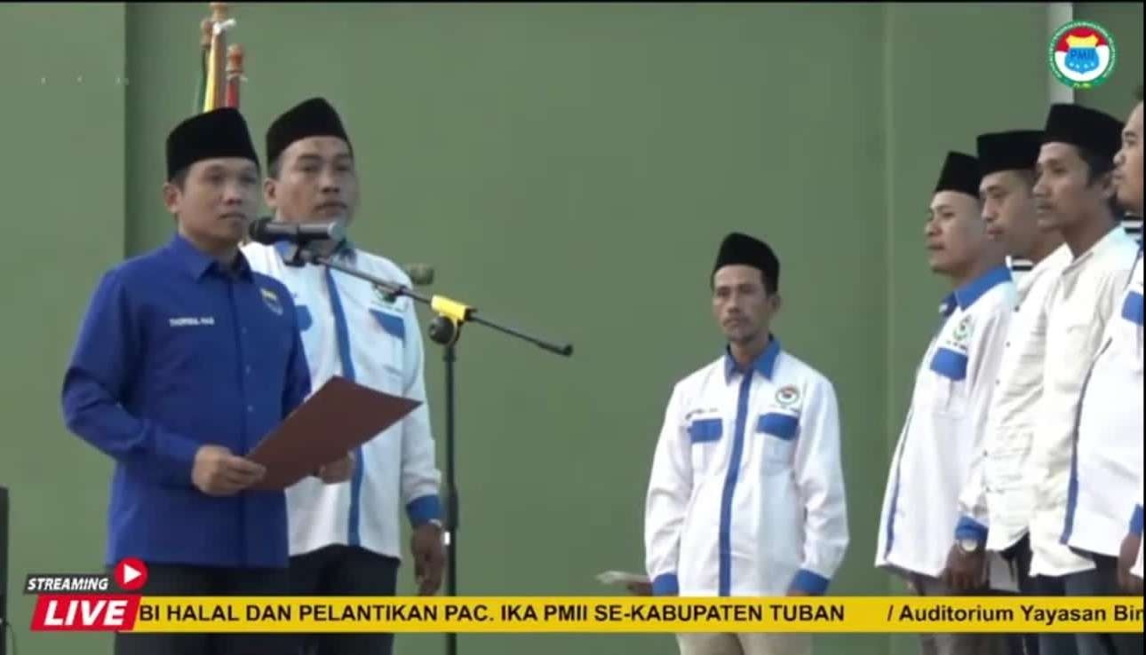 Ketua IKA PMII Jawa Timur, Thoriqul Haq didampingi Ketua PC IKA PMII Tuban, saat melantik 20 PAC IKA PMII se-Tuban. (Foto: Istimewa)