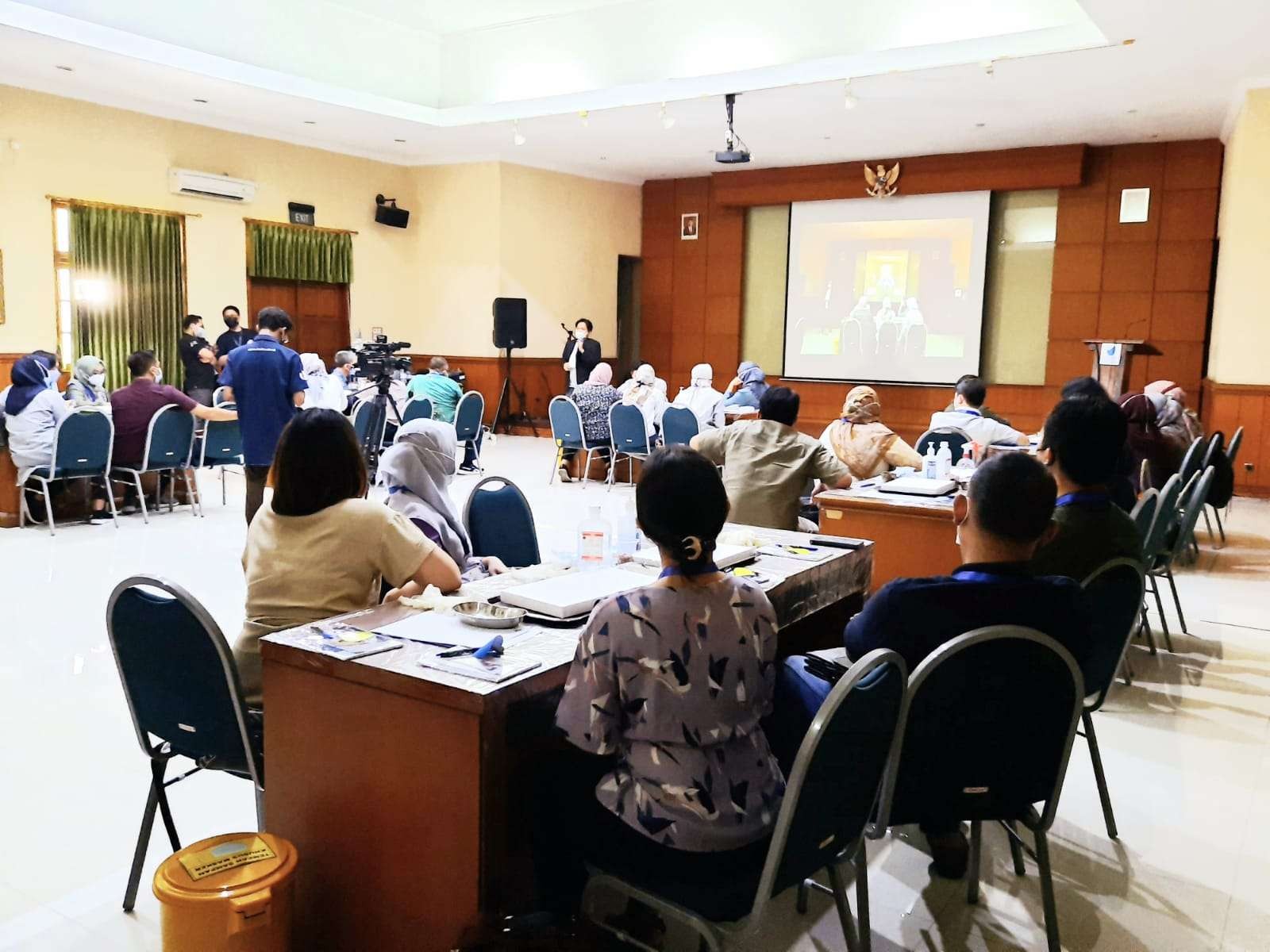 Pelatihan eksisi kornea di Aula RS Mata Undaan Surabaya, Minggu, 29 Mei 2022. Jumlah peserta sebanyak 70 orang  (Foto: Rizqi Mutqiyyah/Ngopibareng.id)