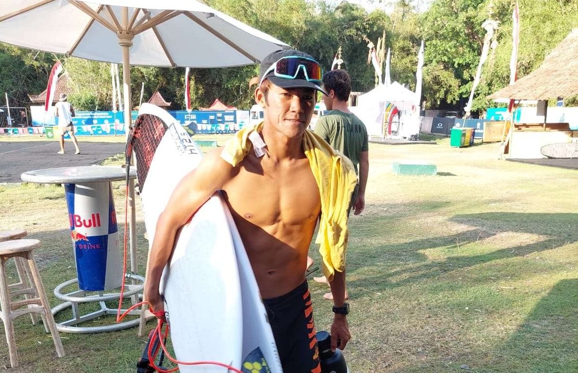 Rio Waida, satu-satunya peselancar Indonesia yang mengikuti ajang World Surf League Championship (WSL) Tour 2022 di Pantai Plengkung, Banyuwangi. (Foto: Istimewa)