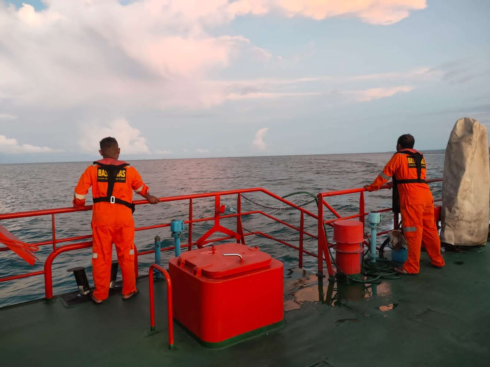 Petugas Basarnas sedang melakukan proses pencarian kapal Zidan Express (foto: Istimewa)