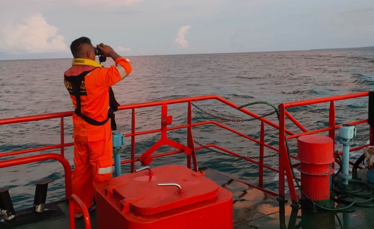 Proses pencarian Kapal Zidane Express yang dilakukan tim Basarnas. (Foto: Dok. SAR Surabaya)