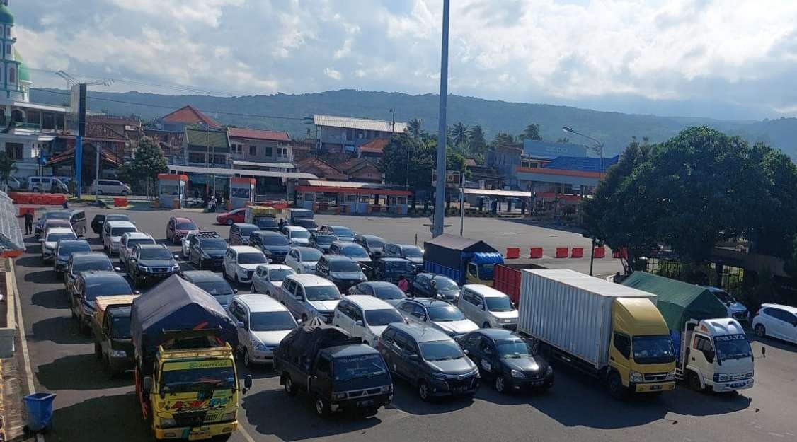 Antrean kendaraan di area parkir Pelabuhan Ketapang akibat penutupan operasional Pelabuhan. (Foto: Istimewa)