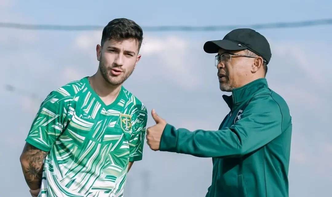 Pemain Baru Persebaya, Higor Vidal saat berbincang dengan Pelatih Persebaya, Aji Santoso dalam latihan, Senin 30 Mei 2022.