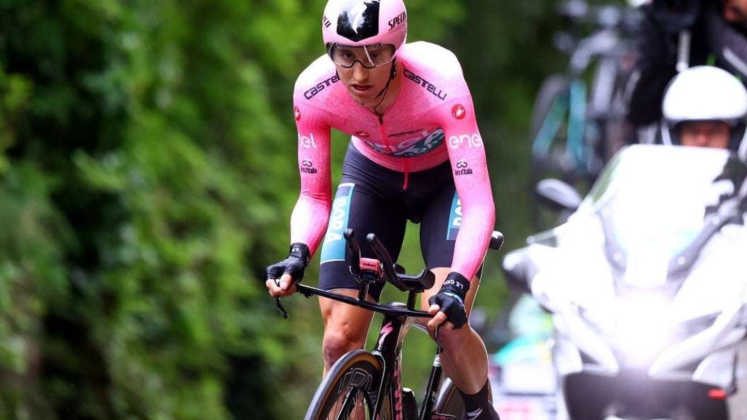 Jai Hindley (Bora-Hansgrohe) memenangkan grand tour pertamanya, Giro d'Italia. juga sebagai pembalap Australia pertama yang memenangkan Giro d'Italia
